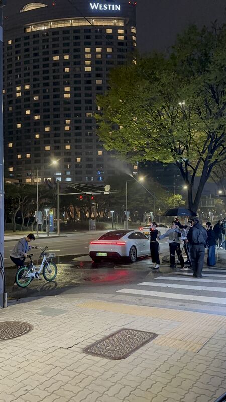 도심 야간 젖은 노면